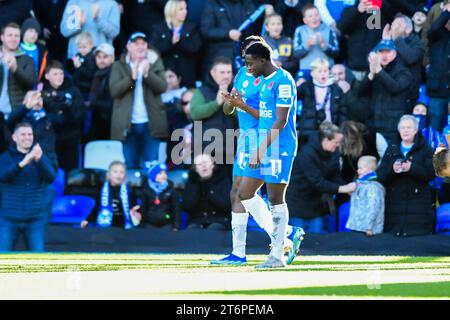 Kwame Poku (11 Peterborough United) célèbre son but avec Ricky Jade Jones (17 Peterborough United) lors du match Sky Bet League 1 entre Peterborough et Cambridge United à London Road, Peterborough, le samedi 11 novembre 2023. (Photo : Kevin Hodgson | MI News) Banque D'Images