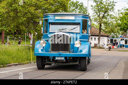 VBZ Saurer autobus Während dem Jubliäumsanlass 175 Jahre Eisenbahn in der Schweiz fährt vom Zürcher Hauptbahnhof zum Zürich Zoo auch ein 1930 erbauter VBZ Saurer 4BLPO 9. Er stand ab 1935 im Autobusbetrieb der Städtischen Strassenbahn Zürich. Zürich, Schweiz, 21.05.2022 *** bus VBZ Saurer A VBZ Saurer 4BLPO 9 construit en 1930 relie également la gare centrale de Zurich au zoo de Zurich lors des célébrations du 175e anniversaire des chemins de fer suisses à partir de 1935, il était en service de bus avec le tramway municipal de Zurich Zurich Zurich, Suisse, 21 05 2022 Banque D'Images