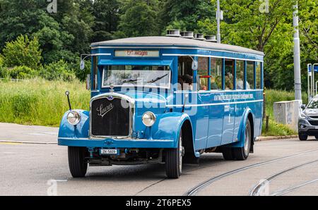 VBZ Saurer autobus Während dem Jubliäumsanlass 175 Jahre Eisenbahn in der Schweiz fährt vom Zürcher Hauptbahnhof zum Zürich Zoo auch ein 1930 erbauter VBZ Saurer 4BLPO 9. Er stand ab 1935 im Autobusbetrieb der Städtischen Strassenbahn Zürich. Zürich, Schweiz, 21.05.2022 *** bus VBZ Saurer A VBZ Saurer 4BLPO 9 construit en 1930 relie également la gare centrale de Zurich au zoo de Zurich lors des célébrations du 175e anniversaire des chemins de fer suisses à partir de 1935, il était en service de bus avec le tramway municipal de Zurich Zurich Zurich, Suisse, 21 05 2022 Banque D'Images