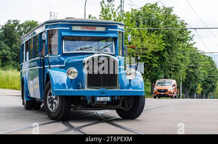 VBZ Saurer autobus Während dem Jubliäumsanlass 175 Jahre Eisenbahn in der Schweiz fährt vom Zürcher Hauptbahnhof zum Zürich Zoo auch ein 1930 erbauter VBZ Saurer 4BLPO 9. Er stand ab 1935 im Autobusbetrieb der Städtischen Strassenbahn Zürich. Zürich, Schweiz, 21.05.2022 *** bus VBZ Saurer A VBZ Saurer 4BLPO 9 construit en 1930 relie également la gare centrale de Zurich au zoo de Zurich lors des célébrations du 175e anniversaire des chemins de fer suisses à partir de 1935, il était en service de bus avec le tramway municipal de Zurich Zurich Zurich, Suisse, 21 05 2022 Banque D'Images