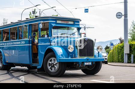 VBZ Saurer autobus Während dem Jubliäumsanlass 175 Jahre Eisenbahn in der Schweiz fährt vom Zürcher Hauptbahnhof zum Zürich Zoo auch ein 1930 erbauter VBZ Saurer 4BLPO 9. Er stand ab 1935 im Autobusbetrieb der Städtischen Strassenbahn Zürich. Zürich, Schweiz, 21.05.2022 *** bus VBZ Saurer A VBZ Saurer 4BLPO 9 construit en 1930 relie également la gare centrale de Zurich au zoo de Zurich lors des célébrations du 175e anniversaire des chemins de fer suisses à partir de 1935, il était en service de bus avec le tramway municipal de Zurich Zurich Zurich, Suisse, 21 05 2022 Banque D'Images