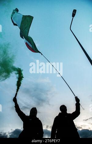 Londres, Royaume-Uni. 11 novembre 2023. Des fusées éclairantes sont déclenchées sur le pont de Vauxhall au crépuscule alors que les partisans de la Palestine marchent à travers Londres jusqu'à l'ambassade des États-Unis. Banque D'Images
