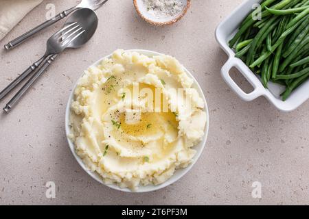 Purée de pommes de terre dans un bol de service, plat d'accompagnement traditionnel pour tous les jours dîner ou célébration Banque D'Images