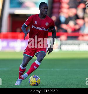 Liam Gordon de Walsall sur le ballon pris lors du match EFL Sky Bet League 2 entre Walsall et Harrogate au Poundland Bescot Stadium, Walsall, Angleterre le 11 novembre 2023. Photo de Stuart Leggett. Usage éditorial uniquement, licence requise pour un usage commercial. Aucune utilisation dans les Paris, les jeux ou les publications d'un seul club/ligue/joueur. Banque D'Images