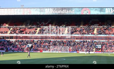 Les fans à domicile attendent le coup d'envoi lors du match EFL Sky Bet League 2 entre Walsall et Harrogate au Poundland Bescot Stadium, Walsall, Angleterre, le 11 novembre 2023. Photo de Stuart Leggett. Usage éditorial uniquement, licence requise pour un usage commercial. Aucune utilisation dans les Paris, les jeux ou les publications d'un seul club/ligue/joueur. Banque D'Images