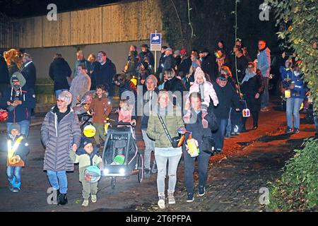 Christliches Brauchtum Die evangelische und katholische Kirche in Essen Überruhr am Ort des Martinsfeuers inmitten einer Wiese unter Beleuchtung zur Begrüßung der Besucher und den Beginn Feierlichkeiten mit Gebeten und Gesang. Essen Nordrhein-Westfalen Deutschland Überruhr *** coutumes chrétiennes les églises protestantes et catholiques d'Essen Überruhr sur le site de la St. Feu de joie Martins au milieu d'une prairie sous les lumières pour accueillir les visiteurs et commencer les célébrations avec des prières et le chant Essen Rhénanie du Nord-Westphalie Allemagne Überruhr Banque D'Images