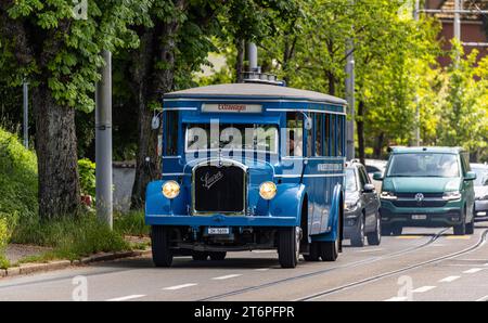 VBZ Saurer autobus Während dem Jubliäumsanlass 175 Jahre Eisenbahn in der Schweiz fährt vom Zürcher Hauptbahnhof zum Zürich Zoo auch ein 1930 erbauter VBZ Saurer 4BLPO 9. Er stand ab 1935 im Autobusbetrieb der Städtischen Strassenbahn Zürich. Zürich, Schweiz, 21.05.2022 *** bus VBZ Saurer A VBZ Saurer 4BLPO 9 construit en 1930 relie également la gare centrale de Zurich au zoo de Zurich lors des célébrations du 175e anniversaire des chemins de fer suisses à partir de 1935, il était en service de bus avec le tramway municipal de Zurich Zurich Zurich, Suisse, 21 05 2022 Banque D'Images