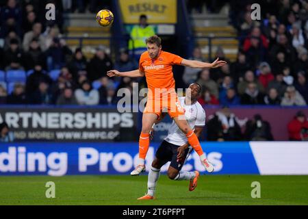 Matthew Pennington #5 de Blackpool têtes claires lors du match de Sky Bet League 1 Bolton Wanderers vs Blackpool à l'Université de Bolton Stadium, Bolton, Royaume-Uni, 11 novembre 2023 (photo de Steve Flynn/News Images) Banque D'Images