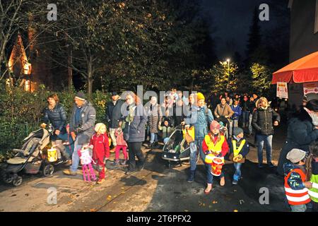 Christliches Brauchtum Die evangelische und katholische Kirche in Essen Überruhr am Ort des Martinsfeuers inmitten einer Wiese unter Beleuchtung zur Begrüßung der Besucher und den Beginn Feierlichkeiten mit Gebeten und Gesang. Essen Nordrhein-Westfalen Deutschland Überruhr *** coutumes chrétiennes les églises protestantes et catholiques d'Essen Überruhr sur le site de la St. Feu de joie Martins au milieu d'une prairie sous les lumières pour accueillir les visiteurs et commencer les célébrations avec des prières et le chant Essen Rhénanie du Nord-Westphalie Allemagne Überruhr Banque D'Images