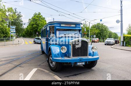 VBZ Saurer autobus Während dem Jubliäumsanlass 175 Jahre Eisenbahn in der Schweiz fährt vom Zürcher Hauptbahnhof zum Zürich Zoo auch ein 1930 erbauter VBZ Saurer 4BLPO 9. Er stand ab 1935 im Autobusbetrieb der Städtischen Strassenbahn Zürich. Zürich, Schweiz, 21.05.2022 *** bus VBZ Saurer A VBZ Saurer 4BLPO 9 construit en 1930 relie également la gare centrale de Zurich au zoo de Zurich lors des célébrations du 175e anniversaire des chemins de fer suisses à partir de 1935, il était en service de bus avec le tramway municipal de Zurich Zurich Zurich, Suisse, 21 05 2022 Banque D'Images