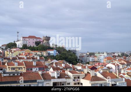 PRODUCTION - 26 octobre 2023, Portugal, Lissabon : vue sur le quartier de Lisbonne de Penha de França à une colline bâtie avec le point de vue Miradouro da Penha de França. Photo : Viola Lopes/dpa Banque D'Images