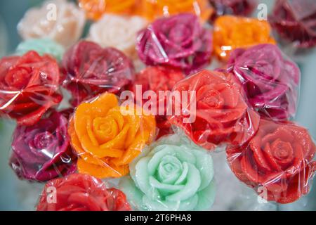 Bouquet de sucettes sous la forme de fleurs de roses closeup Banque D'Images