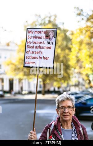 11 novembre 2023. Londres, Royaume-Uni.les Juifs marchent pacifiquement de Hyde Parkjusqu'à l'ambassade américaine à Nine Elms le jour de l'Armistice appelant à un cessez-le-feu immédiat au Moyen-Orient, où des milliers de civils innocents, dont de nombreux enfants, sont morts à la fois dans l'attaque du Hamas contre Israël et dans des attaques aériennes extrêmement punitives qui ont dévasté de vastes zones de Gaza.Credit image : © Horst Friedrichs Banque D'Images