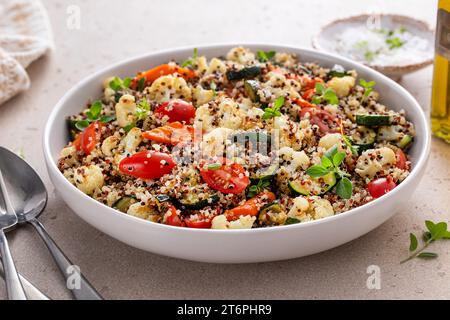 Salade tiède de quinoa avec légumes rôtis et tomates fraîches, idée de plat d'accompagnement sain Banque D'Images