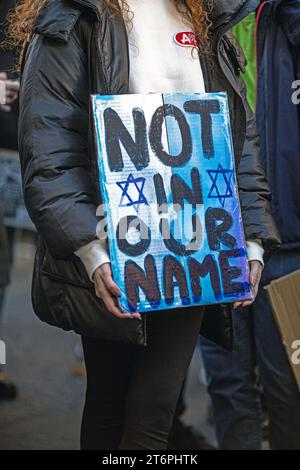 11 novembre 2023. Londres, Royaume-Uni. Une femme juive tenant le panneau "pas en notre nom" marche pacifiquement de Hyde Park à l'ambassade américaine à Nine Elms le jour de l'Armistice appelant à un cessez-le-feu immédiat au Moyen-Orient, où des milliers de civils innocents, dont de nombreux enfants, sont morts à la fois dans l'attaque du Hamas contre Israël et dans des attaques aériennes extrêmement punitives qui ont dévasté de vastes zones de Gaza.Credit image : © Horst Friedrichs Banque D'Images