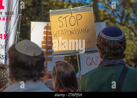 11 novembre 2023. Londres, Royaume-Uni. Les Juifs britanniques protestent avec des pancartes pour arrêter de militariser l'antisémitisme marchent pacifiquement de Hyde Park à l'ambassade des États-Unis à Nine Elms le jour de l'Armistice appelant à un cessez-le-feu immédiat au Moyen-Orient, où des milliers de civils innocents, dont de nombreux enfants, sont morts à la fois dans l'attaque du Hamas contre Israël et dans des attaques aériennes extrêmement punitives qui ont dévasté de vastes zones de Gaza. Crédit image : © Horst Friedrichs Banque D'Images