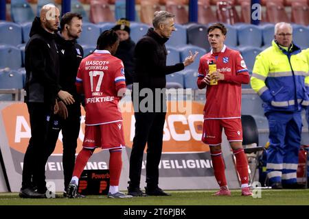 ARNHEM - (de gauche à droite) Che Nunnely du SC Heerenveen, Kees van Wonderen, l'entraîneur du SC Heerenveen, Oliver Johansen Braude du SC Heerenveen lors du match néerlandais d'Eredivisie entre vitesse et SC Heerenveen au Gelredome le 11 novembre 2023 à Arnhem, pays-Bas. ANP JEROEN PUTMANS Banque D'Images