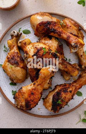 Pilons de poulet rôti à l'ail et aux herbes servis avec ranch Banque D'Images