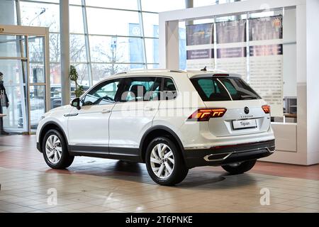 Vinnitsa, Ukraine - 18 février 2021. Volkswagen Tiguan 2021 - voiture neuve dans la salle d'exposition - vue de côté Banque D'Images