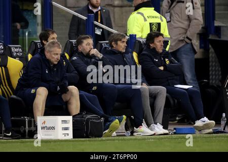 ARNHEM - (de gauche à droite) vitesse entraîneur Raimond van der Gouw, entraîneur adjoint vitesse Theo Janssen, entraîneur vitesse Phillip Cocu, entraîneur adjoint vitesse Chris van der Weerden lors du match néerlandais d'Eredivisie entre vitesse et SC Heerenveen au Gelredome le 11 novembre 2023 à Arnhem, pays-Bas. ANP JEROEN PUTMANS Banque D'Images