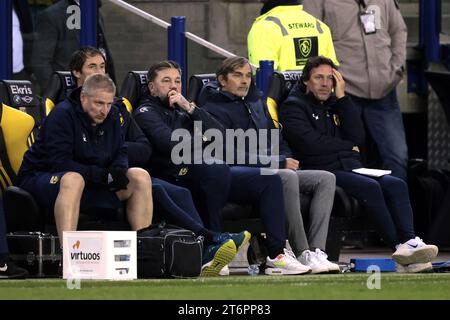 ARNHEM - (de gauche à droite) vitesse entraîneur Raimond van der Gouw, entraîneur adjoint vitesse Theo Janssen, entraîneur vitesse Phillip Cocu, entraîneur adjoint vitesse Chris van der Weerden lors du match néerlandais d'Eredivisie entre vitesse et SC Heerenveen au Gelredome le 11 novembre 2023 à Arnhem, pays-Bas. ANP JEROEN PUTMANS Banque D'Images