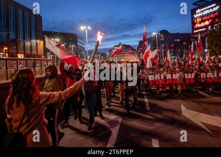 11 novembre 2023, Wroclaw, Wroclaw, Pologne : a l'occasion du jour de l'indépendance, une marche nationaliste a eu lieu à Wroclaw sous le slogan - les Polonais de Pologne sont l'hôte. Les participants ont scandé des slogans anti-ukrainiens. (Image de crédit : © Krzysztof Zatycki/ZUMA Press Wire) USAGE ÉDITORIAL SEULEMENT! Non destiné à UN USAGE commercial ! Banque D'Images