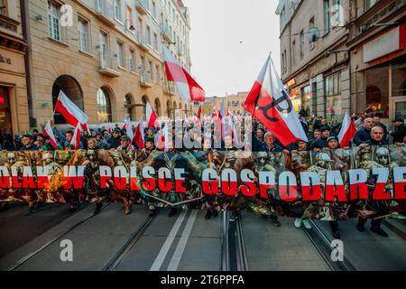 11 novembre 2023, Wroclaw, Wroclaw, Pologne : a l'occasion du jour de l'indépendance, une marche nationaliste a eu lieu à Wroclaw sous le slogan - les Polonais de Pologne sont l'hôte. Les participants ont scandé des slogans anti-ukrainiens. (Image de crédit : © Krzysztof Zatycki/ZUMA Press Wire) USAGE ÉDITORIAL SEULEMENT! Non destiné à UN USAGE commercial ! Banque D'Images