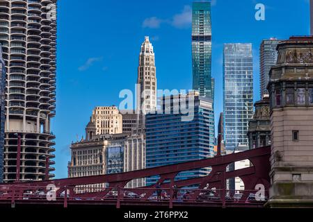 Les ponts au-dessus de la rivière Chicago sont surélevés lorsque cela est nécessaire pour permettre aux plus gros navires de passer. Les gardiens de pont travaillent dans les maisons de pont historiques de Chicago, aux États-Unis Banque D'Images