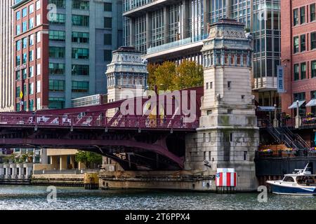 Les ponts au-dessus de la rivière Chicago sont surélevés lorsque cela est nécessaire pour permettre aux plus gros navires de passer. Les gardiens de pont travaillent dans les maisons de pont historiques de Chicago, aux États-Unis Banque D'Images