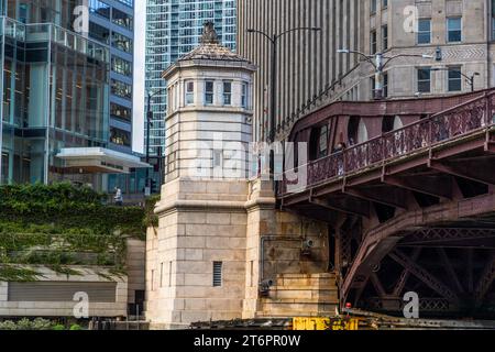 Les ponts au-dessus de la rivière Chicago sont surélevés lorsque cela est nécessaire pour permettre aux plus gros navires de passer. Les gardiens de pont travaillent dans les maisons de pont historiques de Chicago, aux États-Unis Banque D'Images