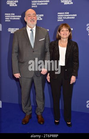 Preis für Verständigung und Toleranz 2023 Ron Prosor, Israelischer Botschafter in Berlin mit Ehefrau Hadas Ankunft, blauer Teppich Preis für Verständigung und Toleranz 2023 in Berlin, Jüdisches Museum Berlin am 11.11.2023 *** Prix pour la compréhension et la tolérance 2023 Ron Prosor, Ambassadeur d'Israël à Berlin avec son épouse Hadas arrivée, prix tapis bleu pour la compréhension et la tolérance 2023 à Berlin, Musée juif Berlin sur 11 11 2023 Photopress Mueller Banque D'Images