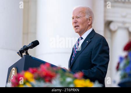 Le président des États-Unis Joe Biden prend la parole au Memorial Amphitheater dans le cadre de la célébration de la Journée nationale des anciens combattants au cimetière national d'Arlington à Arlington, en Virginie, le samedi 11 novembre 2023. Crédit : Bonnie Cash / Pool via CNP Banque D'Images