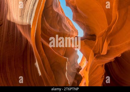 Des puits de lumière illuminent les parois du canyon dans le bas Antelope Canyon, page, Arizona Banque D'Images