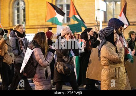 Le 11 novembre 2023, des milliers de participants se sont réunis à Munich, en Allemagne, pour manifester pour un cessez-le-feu immédiat et pour manifester leur solidarité avec la Palestine. Ils ont consciemment dénoncé l’antisémitisme et le racisme et exigé la paix pour Gaza et l’arrêt de la guerre. (Photo Alexander Pohl/Sipa USA) Banque D'Images