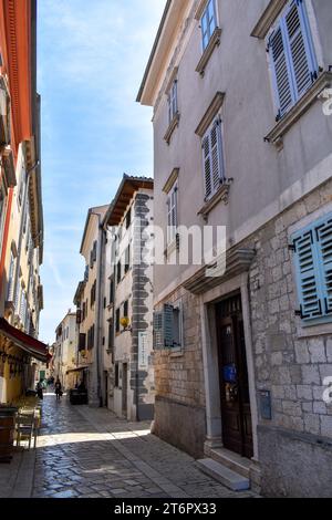 Une vue verticale d'une ruelle historique pittoresque dans la ville croate de Porec Banque D'Images