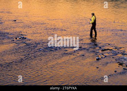 La pêche à la mouche dans la rivière Yakima, Yakima River Canyon Scenic et Loisirs de l'Autoroute, Washington Banque D'Images