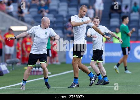 Les arbitres de match se réchauffent avant la RD4 de La A-League Men entre les Wanderers et Perth Glory au CommBank Stadium le 11 novembre 2023 à Sydney, en Australie Banque D'Images