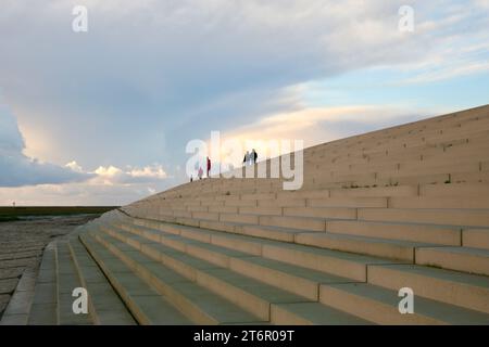 Une vue du coucher de soleil depuis les nouvelles défenses marines de Fairhaven, Lytham St Annes, Lancashire, Royaume-Uni, Europe Banque D'Images