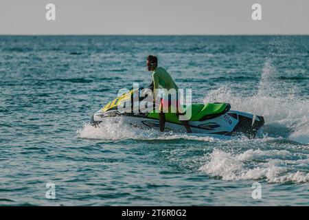 Un homme debout sur un côté du jet ski tourne lentement vers le côté gauche. PHUKET, THAÏLANDE - 30 AVRIL 2023 Banque D'Images