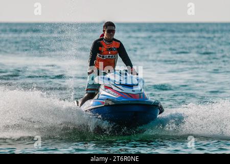 Jeune garçon conduire jet ski en pleine mer. Station balnéaire tropicale. Gros plan. PHUKET, THAÏLANDE - 30 AVRIL 2023 Banque D'Images