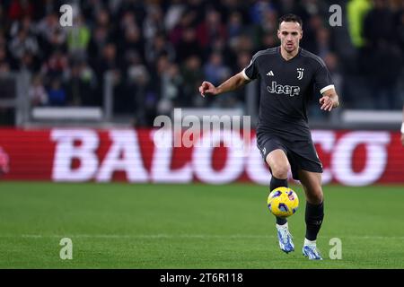 Federico Gatti de la Juventus FC en action lors du match de Serie A entre la Juventus FC et Cagliari Calcio au stade Allianz le 11 novembre 2023 à Turin, Italie . Banque D'Images