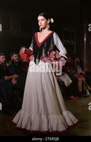 Un mannequin marche dans un design Sueno Flamenco au salon International Flamenco Fashion week Madrid (SIMOF), à l'Hôtel Wellington, le 11 octobre 2023 à Madrid, Espagne. Avec : Model où : Madrid, Espagne quand : 11 Oct 2023 crédit : Oscar Gonzalez/WENN Banque D'Images