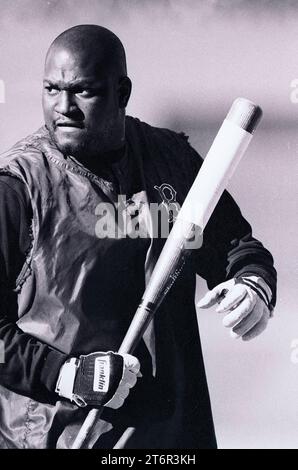 Saison 1996 des Red Sox Premier joueur de baseball Mo Vaughn lors de l'entraînement au bâton au Fenway Park à Boston Ma photo des États-Unis par Bill belknap juin 26,1996 Banque D'Images