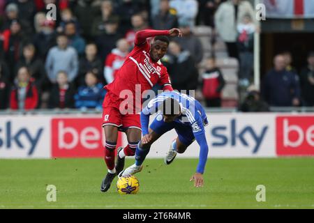 Isaiah Jones de Middlesbrough affronte James Justin de Leicester City lors du Sky Bet Championship match entre Middlesbrough et Leicester City au Riverside Stadium, Middlesbrough le samedi 11 novembre 2023. (Photo : Mark Fletcher | MI News) Banque D'Images