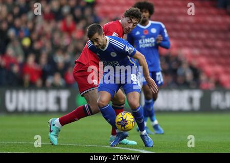 Harry Winks de Leicester City en action avec Matt Crooks de Middlesbrough lors du Sky Bet Championship match entre Middlesbrough et Leicester City au Riverside Stadium, Middlesbrough le samedi 11 novembre 2023. (Photo : Mark Fletcher | MI News) Banque D'Images