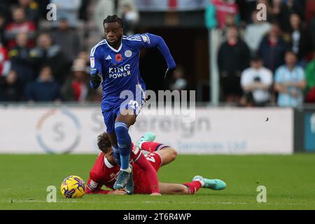 Stephy Mavididi de Leicester City en action avec Matt Crooks de Middlesbrough lors du Sky Bet Championship match entre Middlesbrough et Leicester City au Riverside Stadium, Middlesbrough le samedi 11 novembre 2023. (Photo : Mark Fletcher | MI News) Banque D'Images