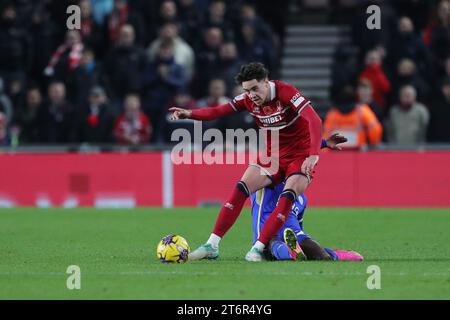 Hayden Hackney de Middlesbrough en action avec Ricardo Pereira de Leicester City lors du Sky Bet Championship match entre Middlesbrough et Leicester City au Riverside Stadium, Middlesbrough le samedi 11 novembre 2023. (Photo : Mark Fletcher | MI News) Banque D'Images