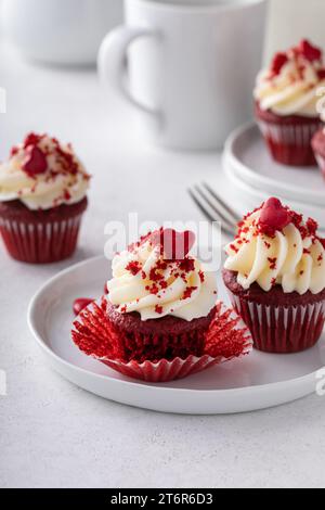 Cupcakes de velours rouge avec glaçage au fromage à la crème et miettes de velours rouge pour la Saint Valentin Banque D'Images