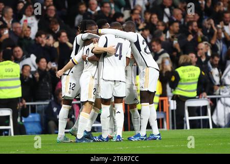 Les joueurs du Real Madrid célèbrent la Liga EA Sports Match Day 13 entre le Real Madrid et Valence au stade Santiago Bernabeu de Madrid, Espagne, le 12 novembre 2023. Banque D'Images