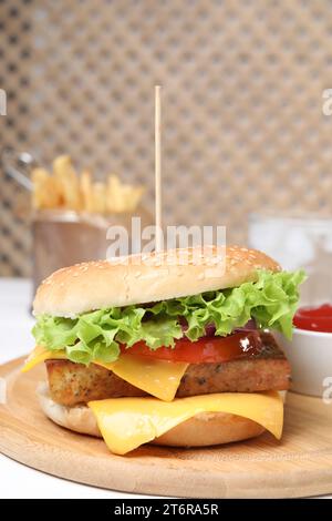 Délicieux Burger avec tofu et légumes frais sur la table blanche Banque D'Images